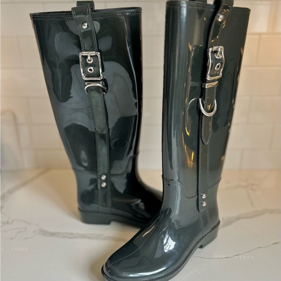 *NEW* Coach ‘Tasha’ Shiny Rain Boots - Size 7 - Graphite - Picture 3 of 8